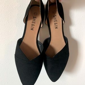 (SOLD) NEW Pointed black flats
